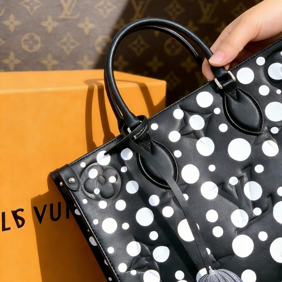<AUTHENTIC>Louis Vuitton  Yayoi in Black - Picture 7 of 7